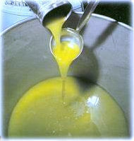 Olio extra vergine di oliva appena prodotto